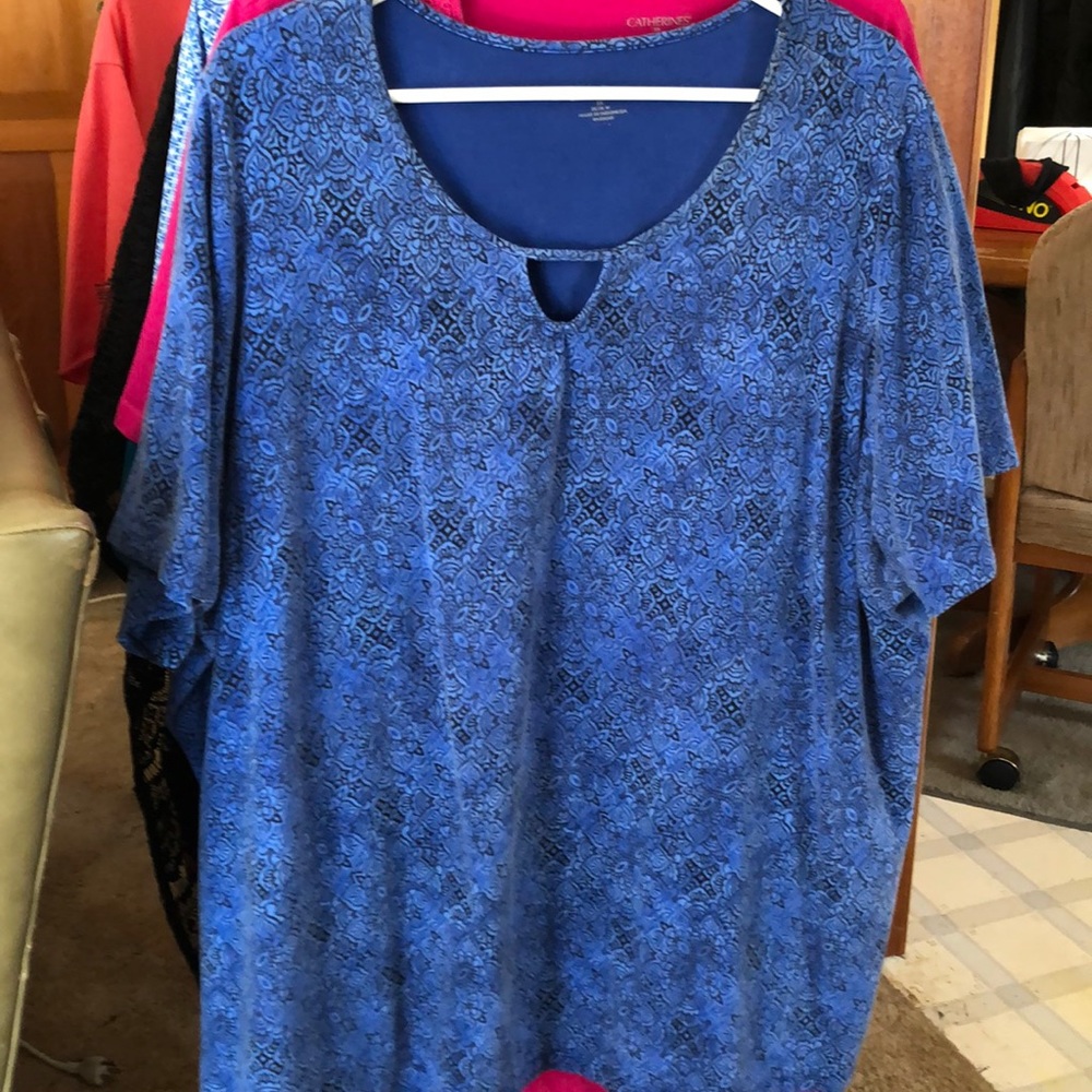 Short sleeve scoop neck pullover